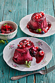Spiced mulled wine cakes with berries
