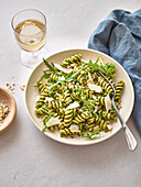 Pesto-Nudeln mit Rucola und Parmesan