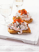 Schwedischer Skagen-Toast mit Garnelen und Kaviar