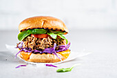 Gegrillter Burger mit Pulled Beef und Rotkohl