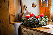 Adventskranz aus natürlichen Materialien auf einem Fensterbrett