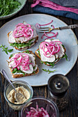 Brot belegt mit Rucola, Truthahnbrust und eingelegten Zwiebeln