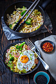 Noodles with veggies and fried egg