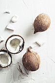 Kokosnüsse, ganz und aufgebrochen