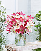 Gefüllte orientalische Lilie (Lilium oriental), pastellfarbener  Blumenstrauß