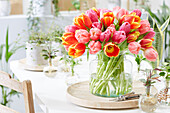 Bunte Tulpenmischung in Vase