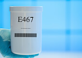 Container of the food additive E467