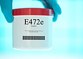 Container of the food additive E472e