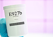 Container of the food additive E927b