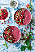 Frühstücks-Bowls mit Erdbeeren