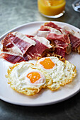 Fried eggs with jamon