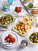 Albondigas, Butterbohnen mit Chorizo und Spinat, Bratkartoffeln, Oliven und Brot