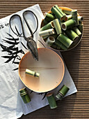 Schale mit Bambusröhrchen und Vintage Schere