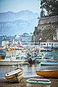 Fischerboote in der Marina Grande, Sorrent, Kampanien, Italien