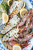 Grillplatte mit Fisch und Meeresfrüchten