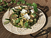DIY-Tischdeko aus Bambusröhrchen mit Azaleenblüten
