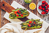 Bread topped with asparagus and wild garlic pesto