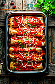 Enchiladas mit Hühnchenfleisch und Tomatensauce