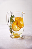 Orangen-Ingwer-Rosmarin-Wasser