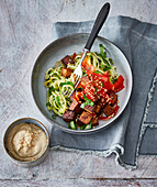 Zoodle-Salat mit Räuchertofu und Tahin-Mayo