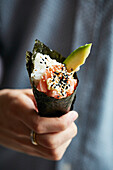 Temaki-Sushi mit Lachs und Avocado (Japan)