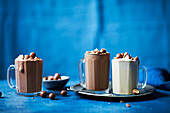 Dunkler und heller Schokoladen-Milchshake mit Schokoladenkugeln