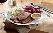 Kobe roast beef with red cabbage, mashed potatoes and gravy