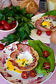 Eier mit Schinken im Brotschälchen zum Frühstück