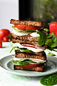 Ofengebackene Sandwiches mit Mozzarella, Schinken und Tomaten