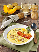 Cremige Kartoffel-Kürbis-Suppe mit Speckchips und Pilzen