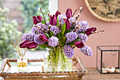 Strauß aus Hyazinthe (Hyacinthus) 'Purple Star' und Tulpe (Tulipa) 'Bullit'