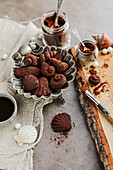 Muschelförmige Pralinen mit Trockenfrüchten und Kakaopulver