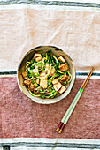 Knusprige Tofu-Zucchini-Nudeln mit Tahini-Soja-Dressing