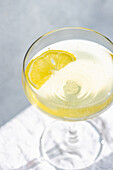 Limocello-Getränk mit Zitronenscheibe