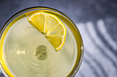 Limocello-Getränk mit Zitronenscheibe