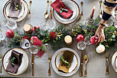 Festlich gedeckter Tisch mit Weihnachtsgirlande