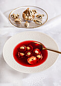 Rote-Bete-Suppe mit gefüllten Nudeltaschen
