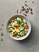 Superfood-Salat mit Süßkartoffel, Broccoli und Ei