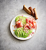 Avocado with Parma ham and red onions