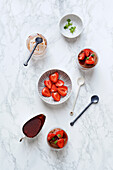 Mousse au chocolat mit Erdbeer-Balsamico-Sirup
