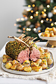 Gekräutertes Lammkarree mit Ofenkartoffeln zu Weihnachten