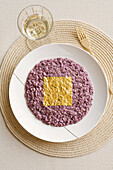 Rotes Radicchio-Risotto mit Blattgold