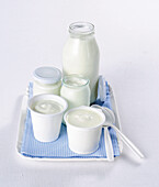 Naturjoghurt in Bechern und Gläsern