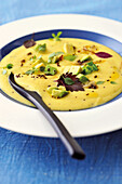 Kalte Kefir-Kichererbsen-Suppe mit Curry