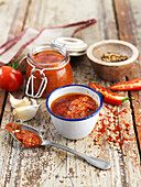 Hausgemachtes Tomaten-Chili-Harissa