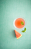 Cocktail mit Gin und Wassermelone