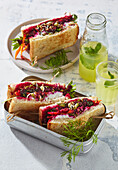 Rote-Bete-Sandwich mit Hummus und Sprossen