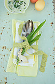 Napkin with silver cutlery, ribbon, ribbon and bunny cookies
