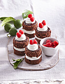 Mini chocolate cakes with lime cream