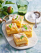 Puff pastry bars with apples and pudding cream